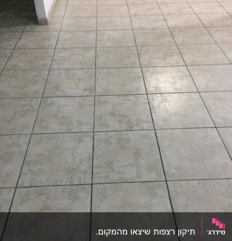 רצפת אריחים מרובעים בצבע בהיר